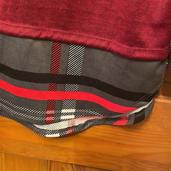 Super cute sweatshirt with undershirt details. - Picture 3 of 3